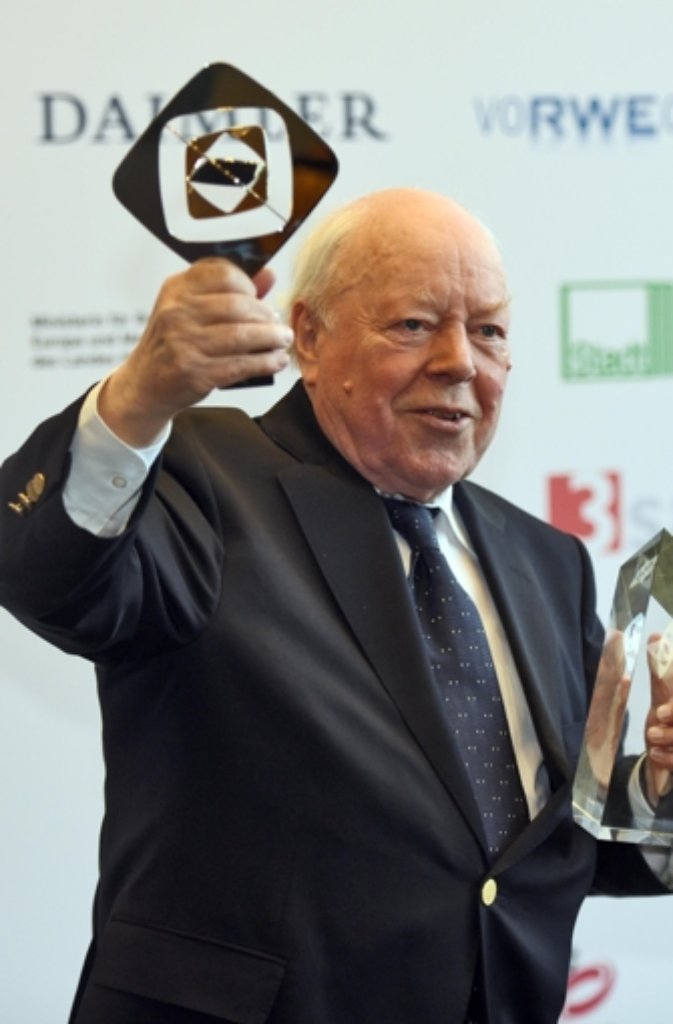 Der Schauspieler Jochen Stern mit dem Preis in der Kategorie "Fiktion" für den Film "Altersglühen - Speed Dating für Senioren".