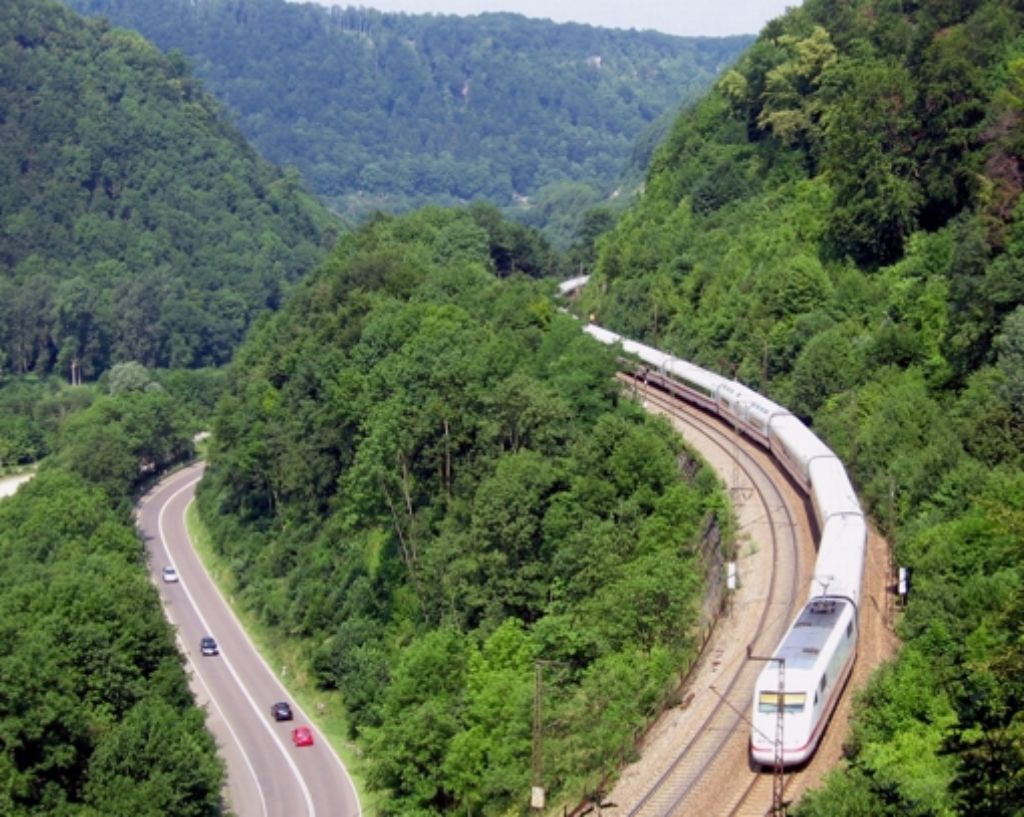 November 1995 Land, Stadt und Region einigen sich mit Bahn und Bund über die zeitgleiche Realisierung von Stuttgart 21 und der Neubaustrecke nach Ulm.