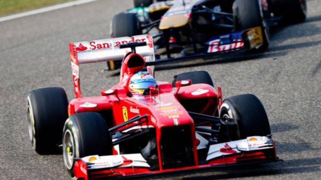  Sebastian Vettel hat sich im Reifenpoker von China verzockt. Der dreimalige Formel-1-Weltmeister kam beim Festival der Führungswechsel in Shanghai nicht über Platz vier hinaus und musste seinem Dauerrivalen Fernando Alonso den klaren Sieg überlassen. 
