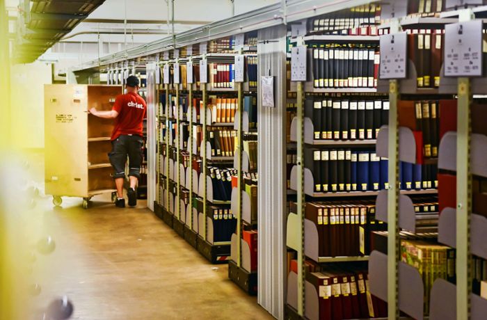 Vor Sanierung der Landesbibliothek Stuttgart: 16 Lastwagen ziehen 16 Wochen lang vier Millionen  Büchern um