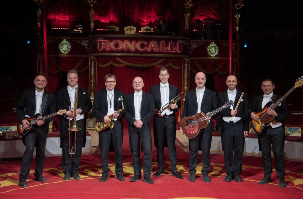Im Roncalli Royal Orchestra spielen wechselnden Musiker. Diese sind oft von internationaler Größe.