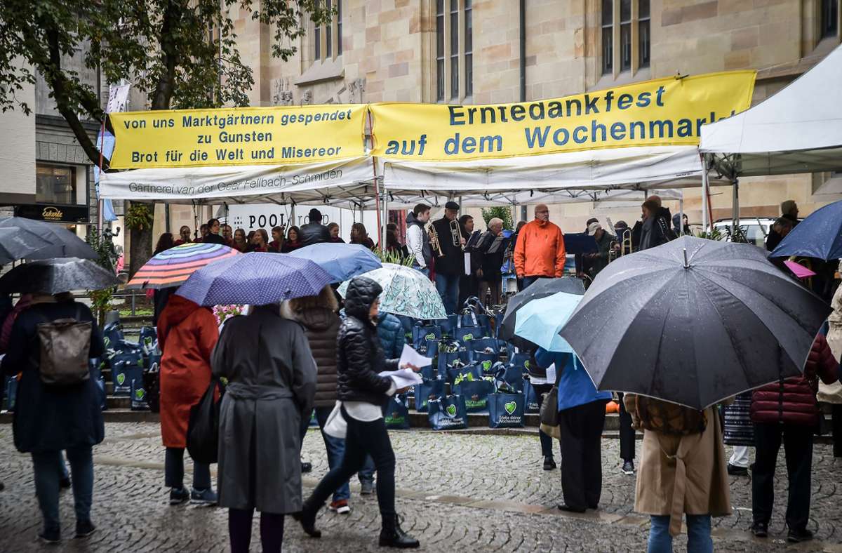 Der strömende Regen reduzierte zwar die Frequenz der Besucher und der Beschicker auf Markt- und Schillerplatz deutlich, . . .