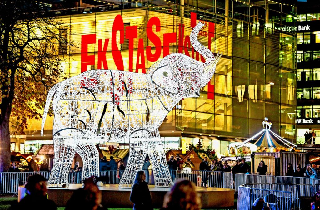 Der Ökofant vom Stuttgarter Schlossplatz ist eingezäunt und leuchtet jeden Abend zur Ekstase des Kunstmusems.