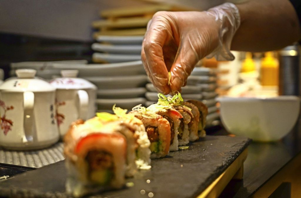 Mit Liebe zum Detail wird das Sushi in der Seestraße bei „Tobiko Sushi Fusion“ zubereitet.