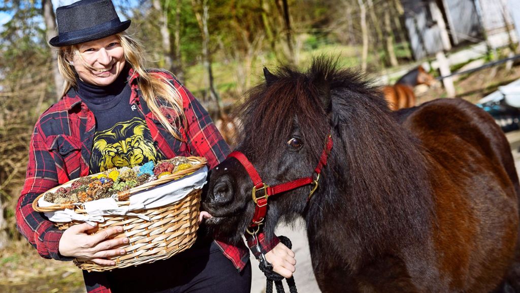 Ostfildern: Daniela Sigl stellt Pferde-Leckerlis her: Isst das Pferd gesund, freut sich der Mensch