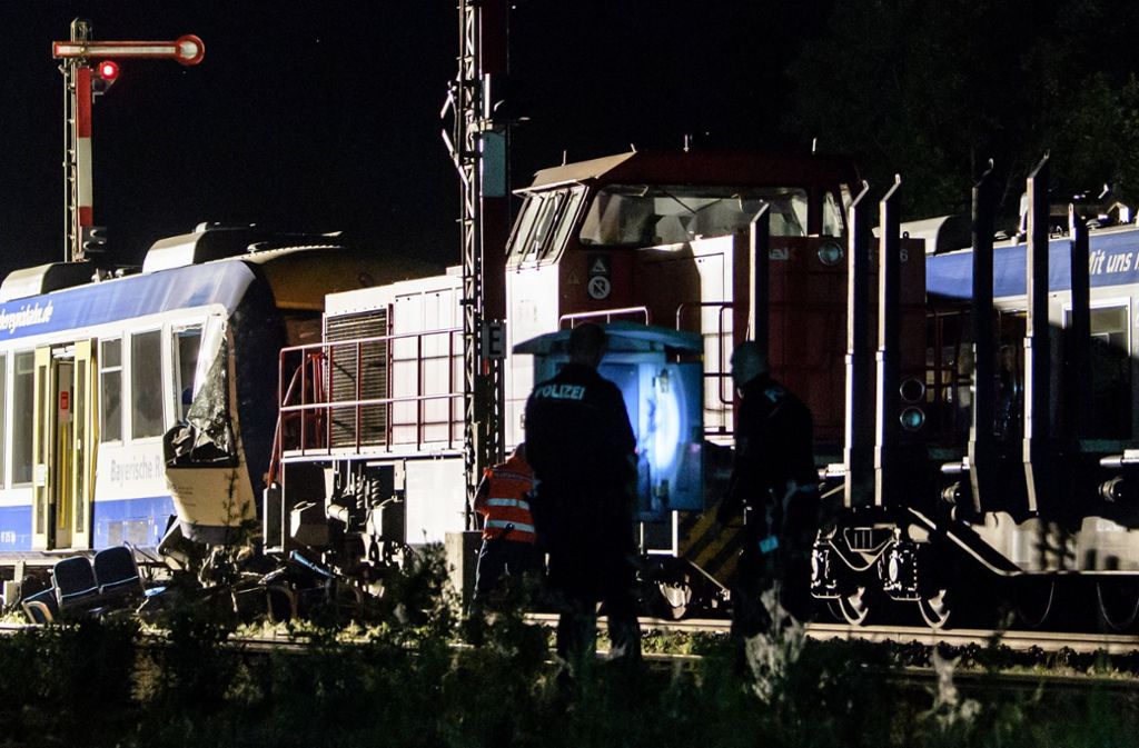 Nach dem schweren Zugunglück nahe dem Bahnhof von Aichach mit zwei Toten ist die Ursache für die Kollision noch unklar.