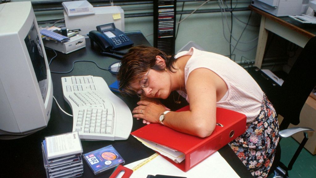 Mittagsschlaf bei der Arbeit: Techniker Krankenkasse plädiert für Power-Napping