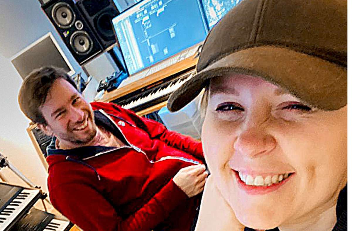 Felix Gauder mit Maite Kelly in seinem Stuttgarter Tonstudio, wo Hits am laufenden Band entstehen.