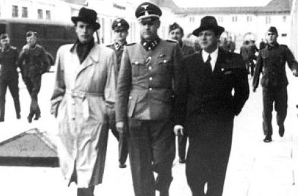 1941 besucht Johannes Heesters (links) das KZ Dachau. Dass er dort auch auftrat, bestritt der aus Holland stammende Schauspieler und Sänger bis zuletzt.
