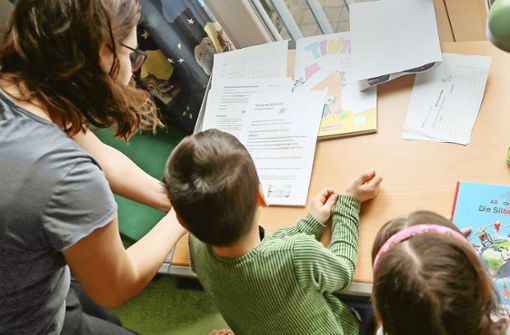 Zu arbeiten und gleichzeitig die Kinder bei den Hausaufgaben zu betreuen, ist Stress pur. In der Pandemie ist das oft  die Aufgabe der Mütter. Foto: dpa/Mascha Brichta