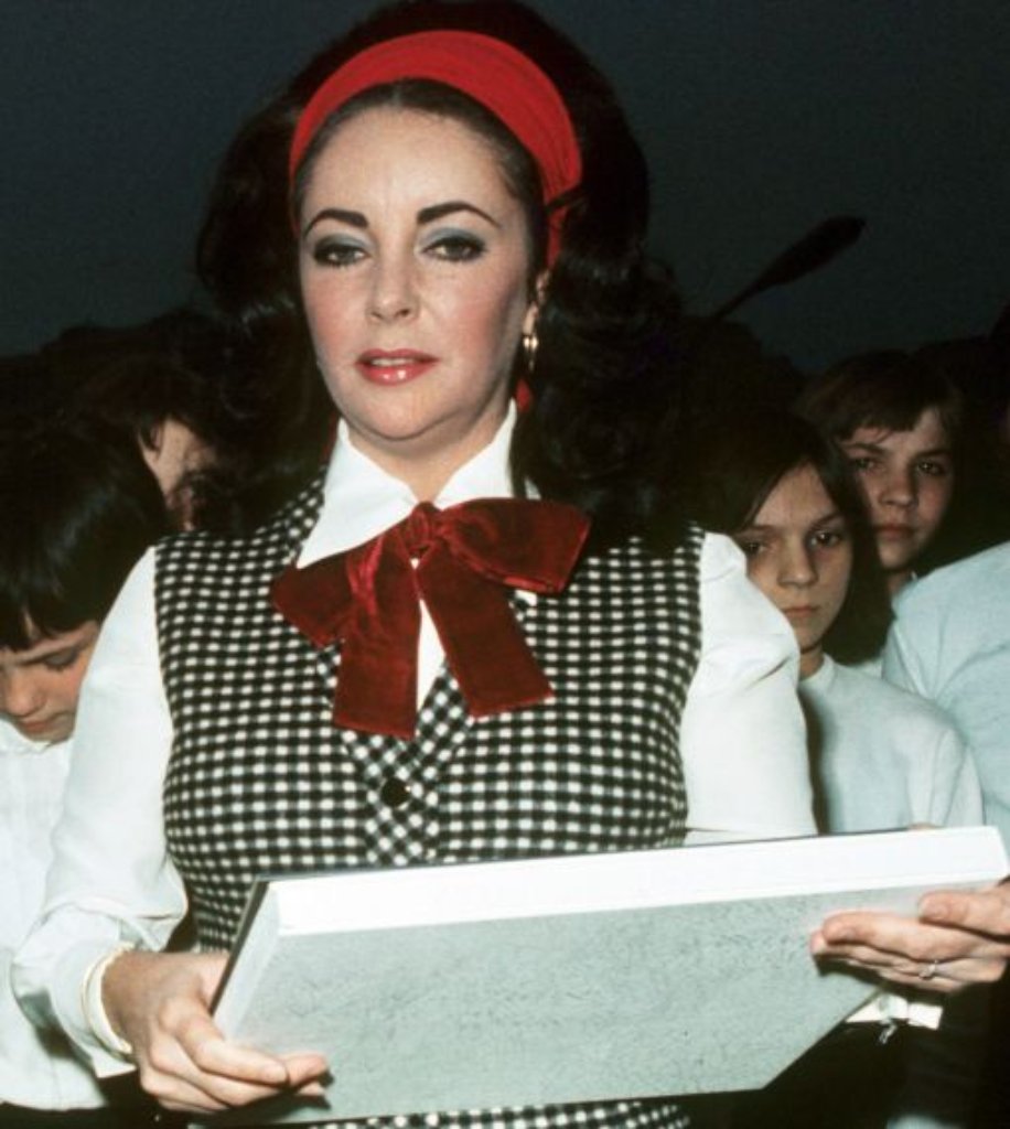 1972 erhält die Schauspielerin eine Goldprägung der Wohltätigkeitsplatte "Starparade 71/72", die zu Gunsten des Weltkinderhilfswerks der Vereinten Nationen in Budapest aufgenommen wurde.