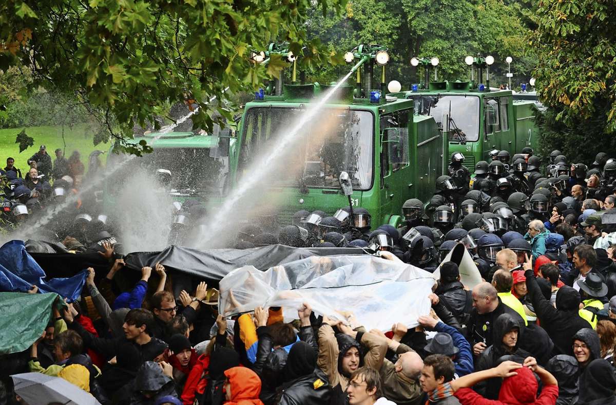 Ausgelöst hatte die Umpflanzungsaktion die Konfrontation zwischen Demonstranten und Polizei am 30. September 2010, dem sogenannten Schwarzen Donnerstag.