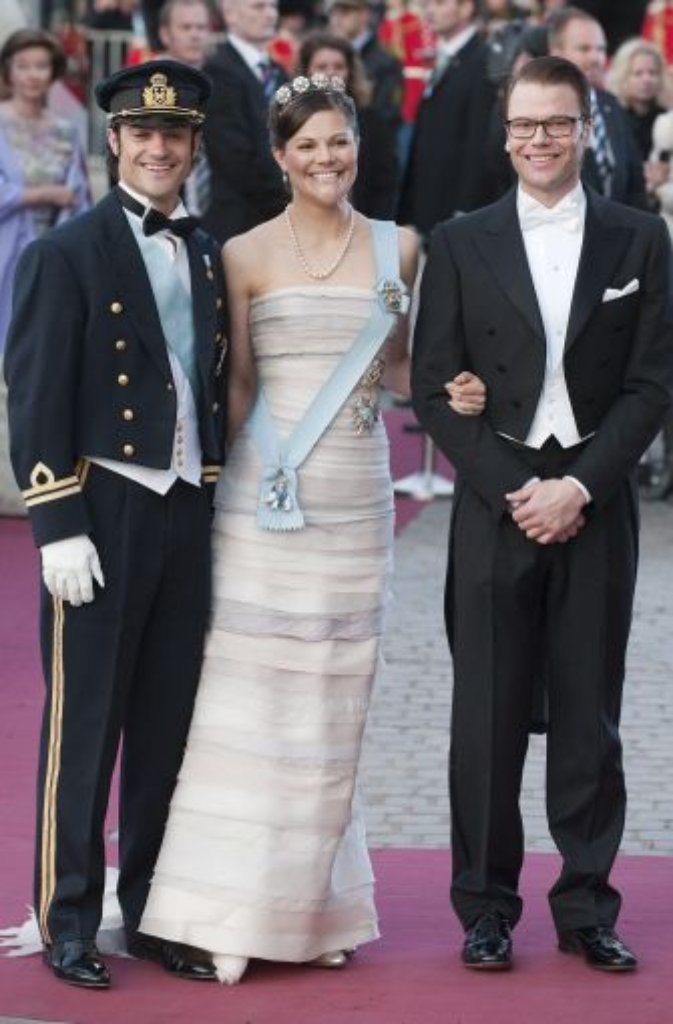 ... und deutlich umfassender interessiert als ihr Bruder, Prinz Carl Philip (31) (links), der angeblich lieber zur Elchjagd geht oder Autorennen besucht, als seinen repräsentativen Aufgaben nachzugehen.