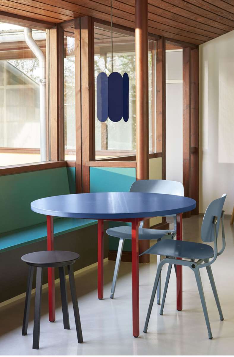 Skandinavische Schlichtheit in der Form, dabei farbenfroh wie in der italienischen Designtradition. Zweifarbiger Tisch „Two Colour“ von den belgischen Designern Muller Van Severen für Hay aus Dänemark.