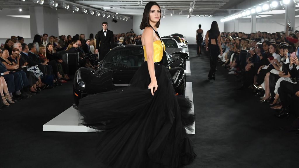  Eine besondere Kulisse wählte der Designer Ralph Lauren am Dienstag in New York für die Präsentation seiner neuen Kollektion. In seiner Oldtimer-Garage präsentierte Kendall Jenner zwischen edlen Automobilen die neuen Modekreationen. 