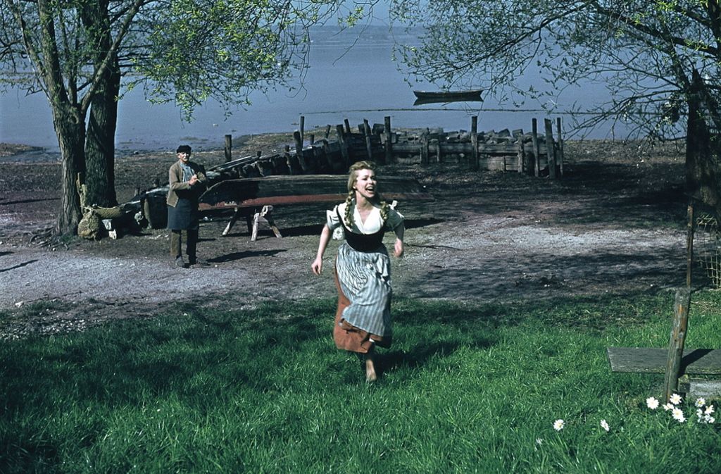 Marianne Hold als Fischerin Maria Gassl: Der kleine Holzkahn im Hintergrund auf dem See ist ihr Arbeitsgefährt.