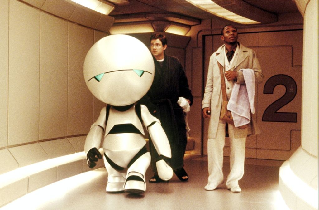 Goldiger Roboter: In einer Szene des Films „Per Anhalter durch die Galaxis“ (2005) führt Android Marvin die Anhalter durch ein Raumschiff.