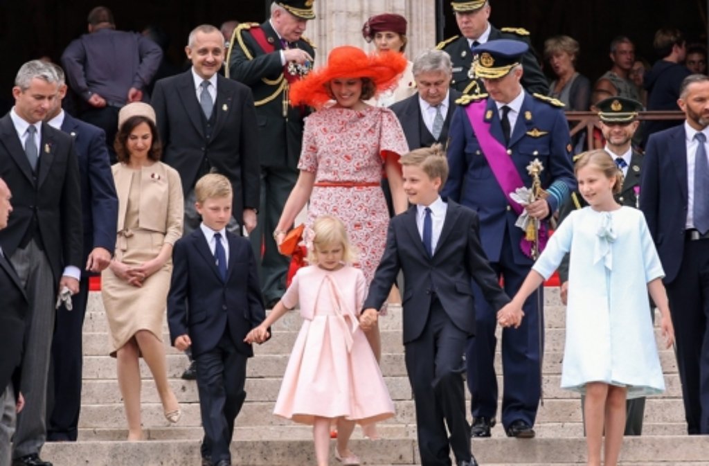Königin Mathilde und Philipp von Belgien nach dem Te-Deum-Gottesdienst in Brüssel. Vor dem Königspaar gehen die vier Kinder: Prinz Emmanuel, Prinzessin Eléonore, Prinz Gabriel und Kronprinzessin Elisabeth (von links)