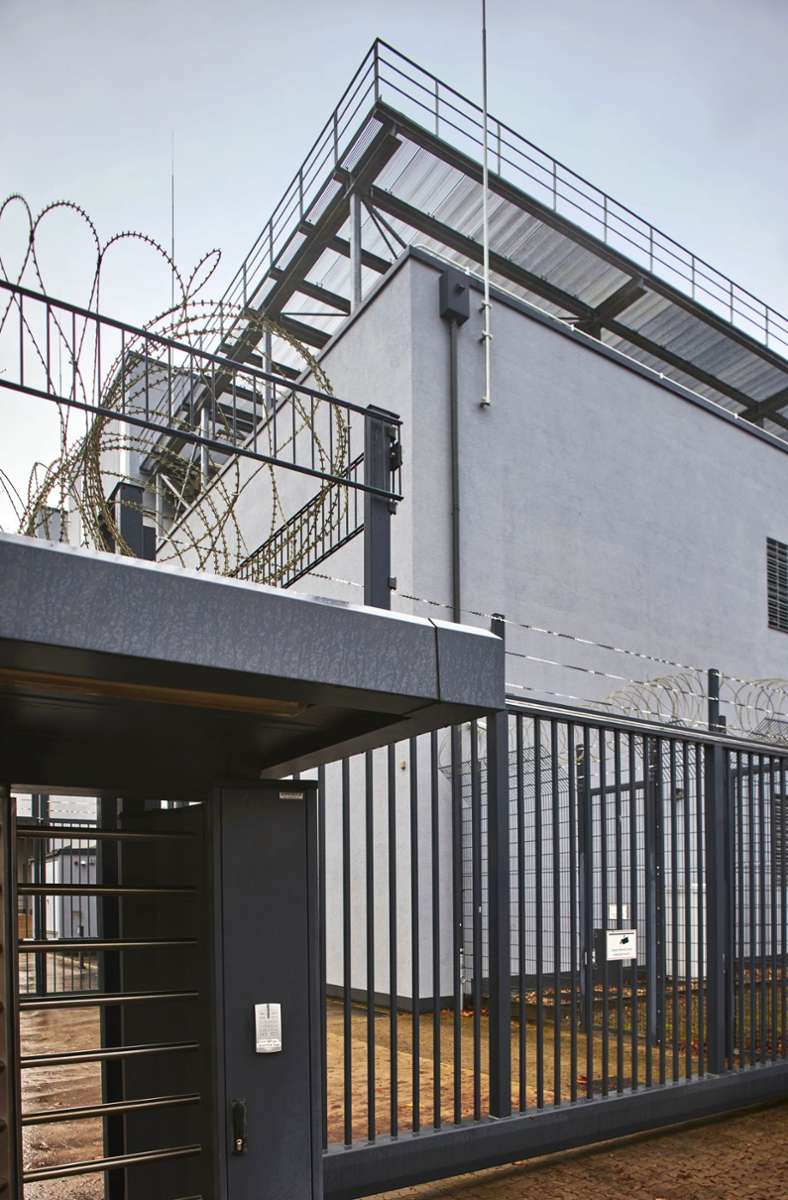 Das Rechenzentrum der Firma Telemaxx in einem Karlsruher Gewerbegebiet ist so stark gesichert, als handele es sich um ein Gefängnis. Doppelte Zäune und Stacheldraht verwehren unbefugten Personen den Zutritt.