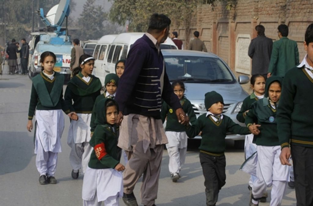 Es ist einer der schlimmsten Terroranschläge seit Langem: In der pakistanischen Grenzstadt Peschawar haben Taliban-Kämpfer am Dienstagvormittag eine Schule gestürmt und dabei mehr als 130 Schüler und Lehrer getötet, die Mehrheit von ihnen Kinder.