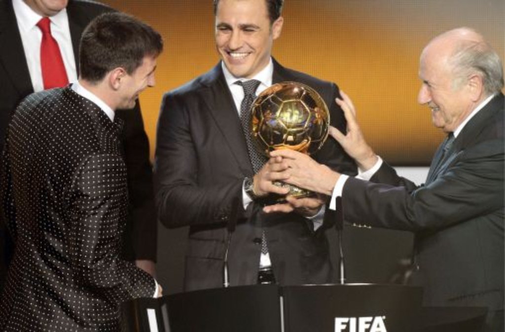 Lionel Messi (links) mit Sepp Blatter (rechts) und dem ehemaligen Fußballer Fabio Cannavaro (Mitte)