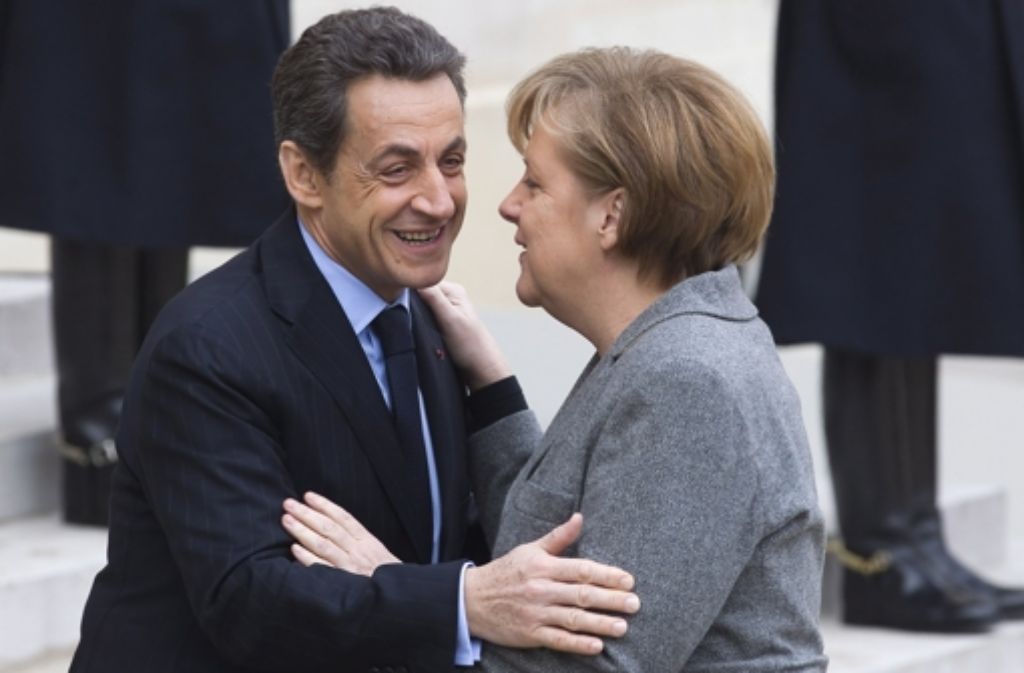 Dafür müsste Sarkozy jedoch zunächst seine innerparteilichen Konkurrenten besiegen. Stärkste Widersacher im Kampf um die Präsidentschaftskandidatur sind der Bürgermeister von Bordeaux und ehemalige Premierminister, Alain Juppé, und der frühere Regierungschef François Fillon.