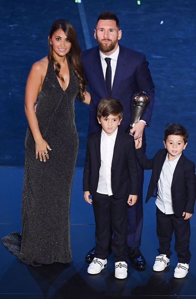 Sondern an ihn: Lionel Messi mit seiner Frau und seinen beiden Kindern bei der Verleihung. Messi holte sich seinen Preis als Weltfußballer des Jahres zurück, nachdem dieser vim vergangenen Jahr an den Kroaten Luka Modric gegangen war.