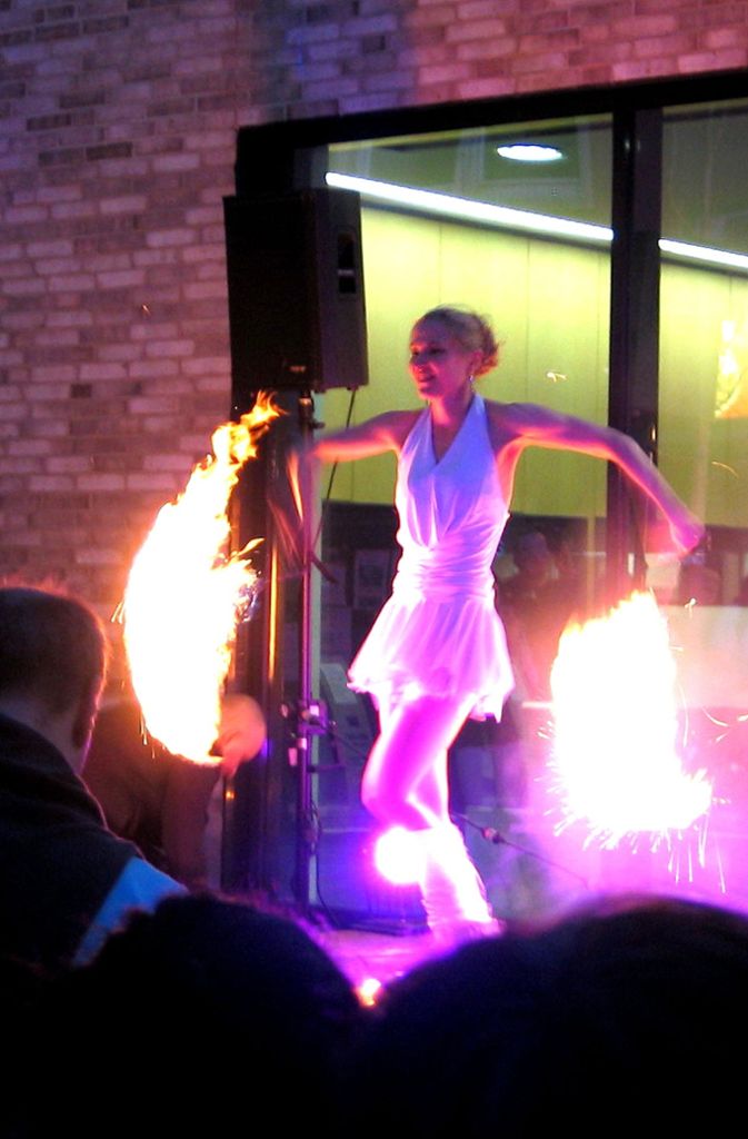 Dance with Fire: Stefanie Fleschütz war ebenfalls bei der langen Kultur- und Einkaufsnacht mit dabei.