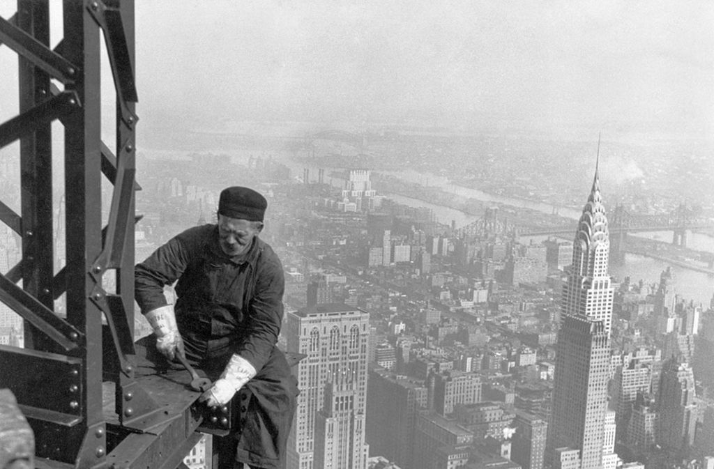 Auf der Baustelle waren ab Januar 1930 mehr als 3400 Bauarbeiter tätig. Der Stundenlohn lag bei 1,92 US-Dollar (nach heutiger Kaufkraft 28 Dollar). Im Durchschnitt konnten etwa 4,5 Stockwerke pro Woche errichtet werden.