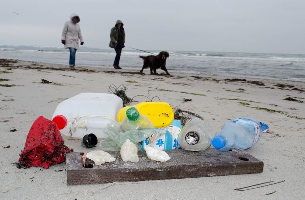 Am Ostseestrand zwischen Juliusruh und Glowe auf der Insel Rügen liegt am Strand gesammelter Müll.