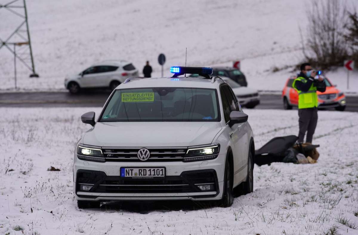 Am Montagmittag hat sich ein Pkw auf dem Hofweg in Esslingen zwischen Sirnau und Berkheim überschlagen. Dabei wurde eine Person im Wagen eingeklemmt.