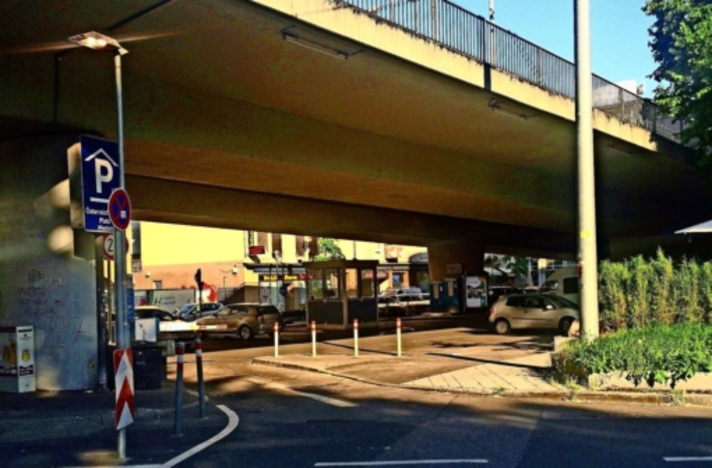 Die Parkplätze unter der Brücke sollen nach dem Willen der Grünen weichen. Foto: Ayerle