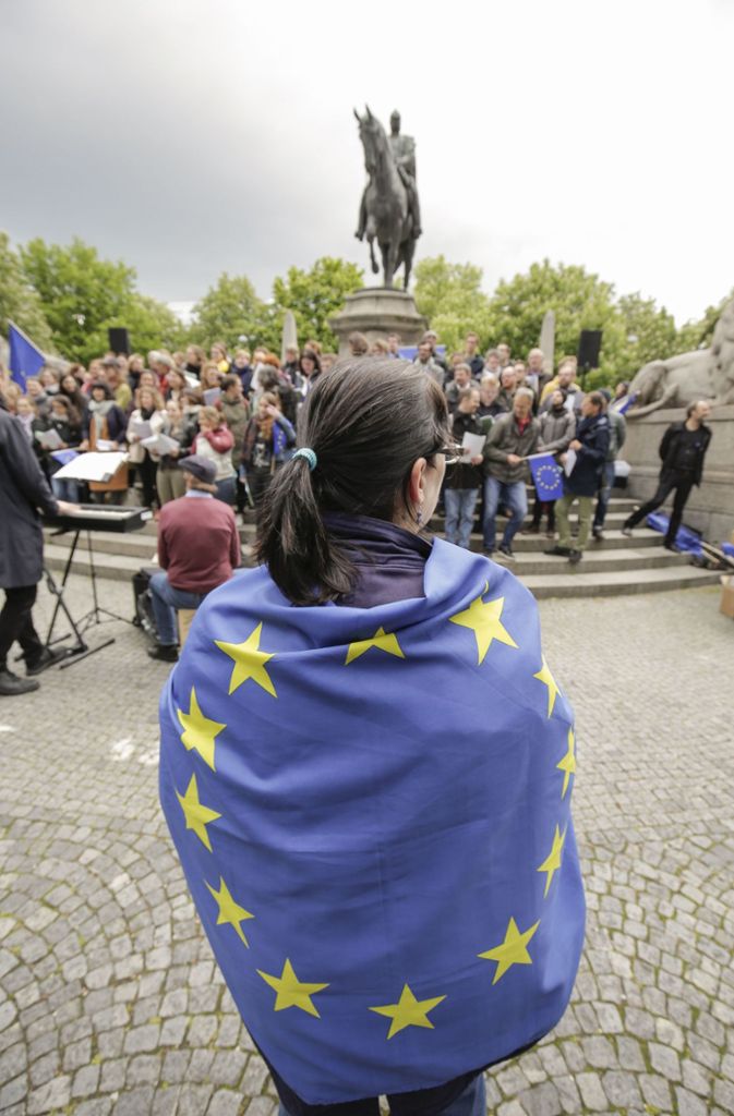 Nicht nur eine Fahne, sondern auch ein Umhang: die Europa-Flagge