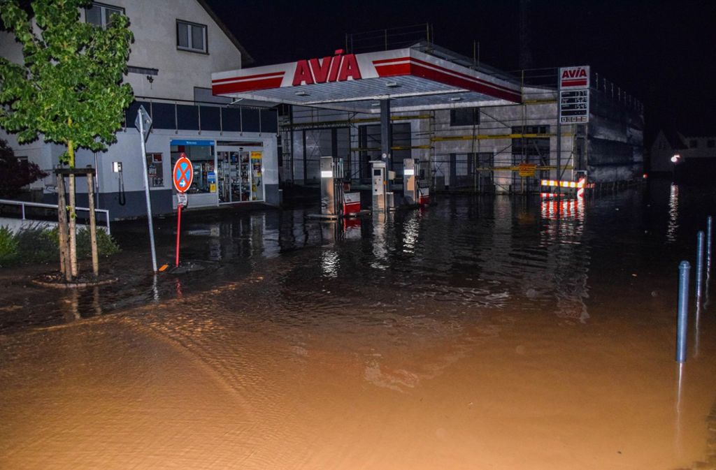 Besonders hart traf das Unwetter den Landkreis Karslruhe. Diese Tankstelle in Menzingen stand diese Tankstelle unter Wasser.