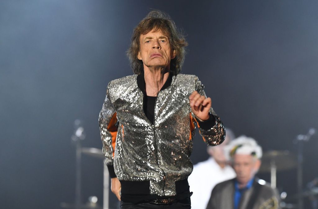Mick Jagger steht im Stadtpark in Hamburg beim Start der Rolling Stones-Europatour „Stones - No Filter“ auf der Bühne.