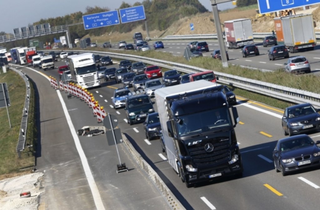 Auf der A8 bei Stuttgart ist ein „selbstfahrender“ Lastwagen zum ersten Mal über eine öffentliche Straße in Deutschland gerollt.