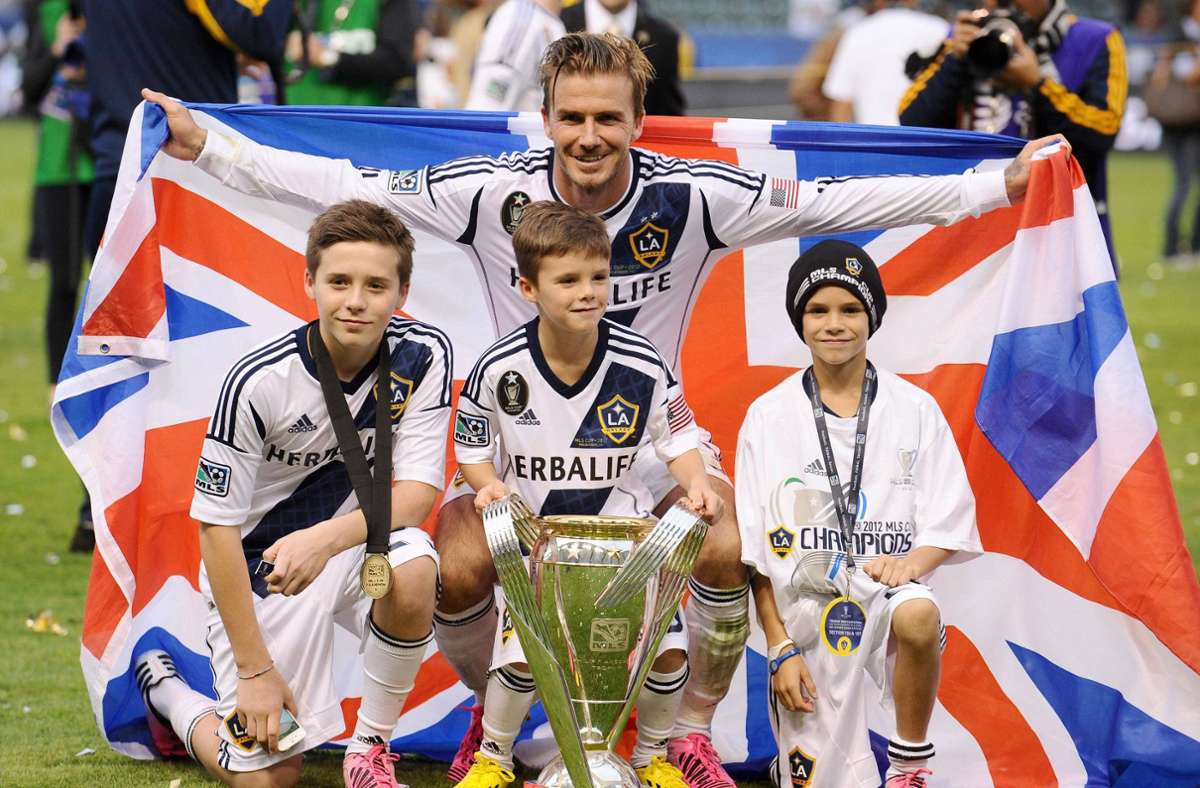Die drei Beckham-Jungs waren immer ein putziger Hingucker auf dem Fußballrasen. Inzwischen sind die Söhne von Victoria und David Beckham groß.