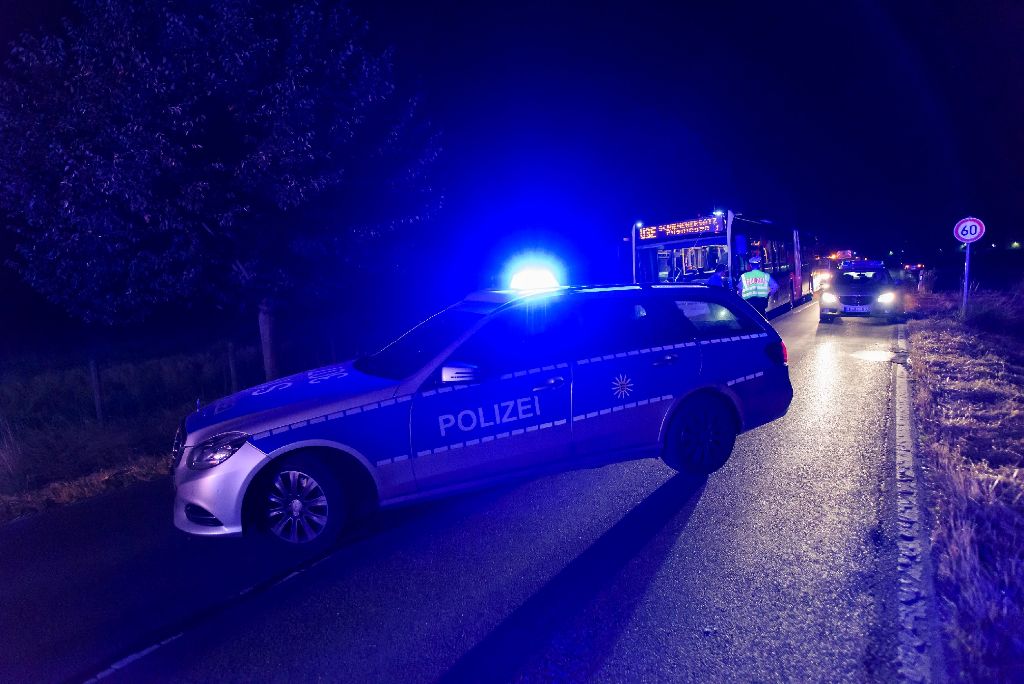 Bei einem schweren Unfall auf der Filderhauptstraße in Stuttgart ist ein Mann ums Leben gekommen.