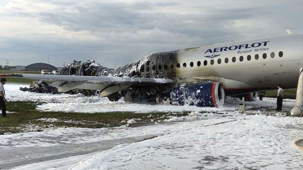  Ein Aeroflot-Jet legte am Flughafen Scheremetjewo in Moskau eine Bruchlandung hin. Die Maschine ging in Flammen auf. Mindestens 40 Menschen starben bei dem Unglück. Nun suchen Ermittler nach der Ursache. 