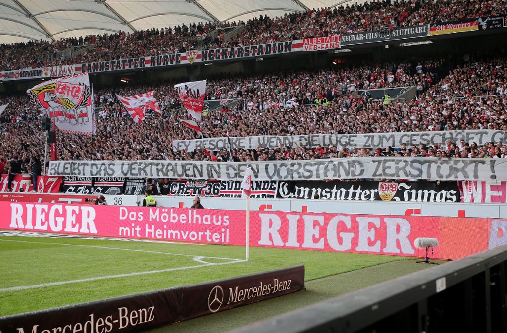 Die Cannstatter Kurve übte Kritik an der Vereinsführung des VfB Stuttgart.