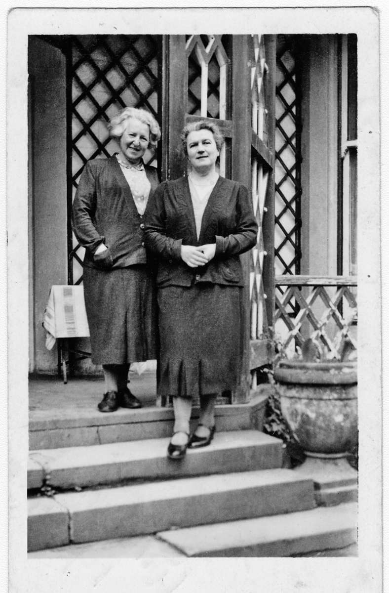 Alice Urbach musste nach England emigrieren und leitete ein Waisenhaus. Auf dem Foto: Alice Urbach (links) mit Paula Sieber vor dem Kinderheim in England.