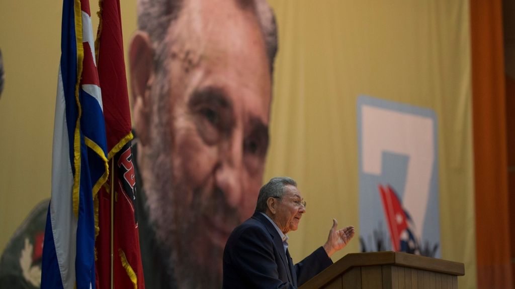  Bei dem Parteitag der Kommunistischen Partei hat Kubas Staatschef Raúl Castro die Kader zu mehr Mut zum Kapitalismus aufgefordert. Bei dem viertägigen Treffen geht es um den Reformkurs und Veränderungen am Einparteiensystem - Die Beratungen finden hinter verschlossenen Türen statt. 