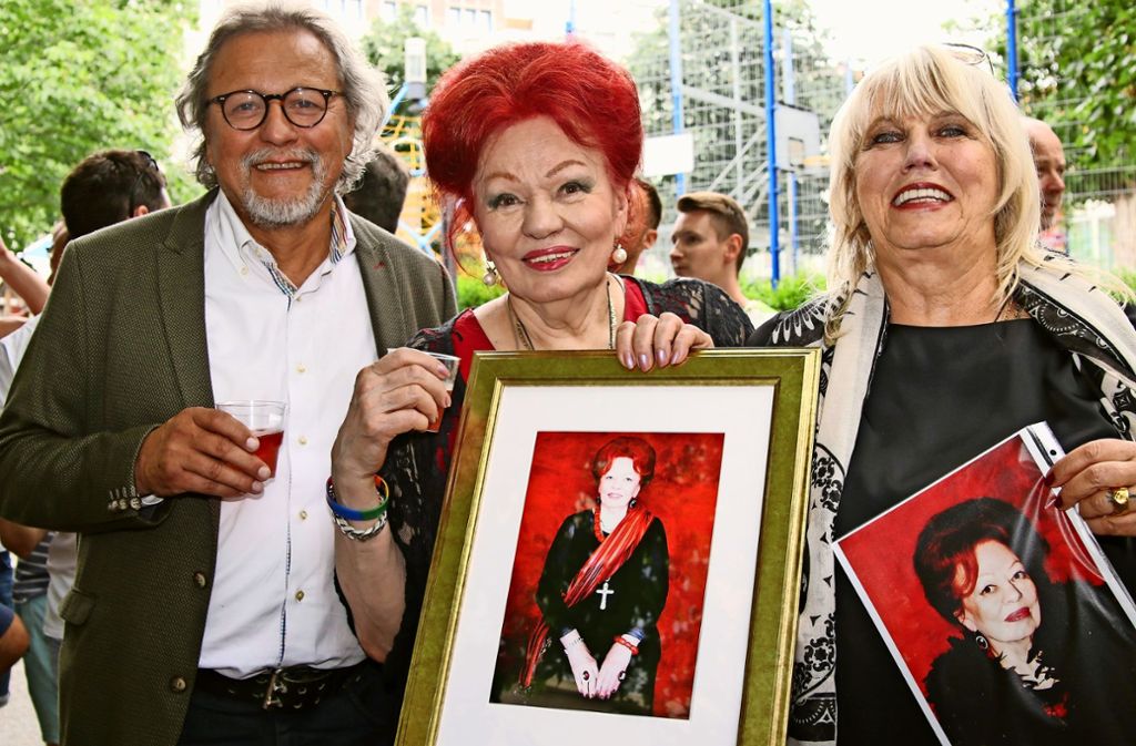 Die Fotokünstlerin Silvie Brucklacher-Gunzenhäußer (rechts) schenkte der Wirtin Laura Halding-Hoppenheit ein gerahmtes Porträt aus ihrer Serie „Rotraits“. Links ihr Mann Rüdiger Gunzenhäußer.