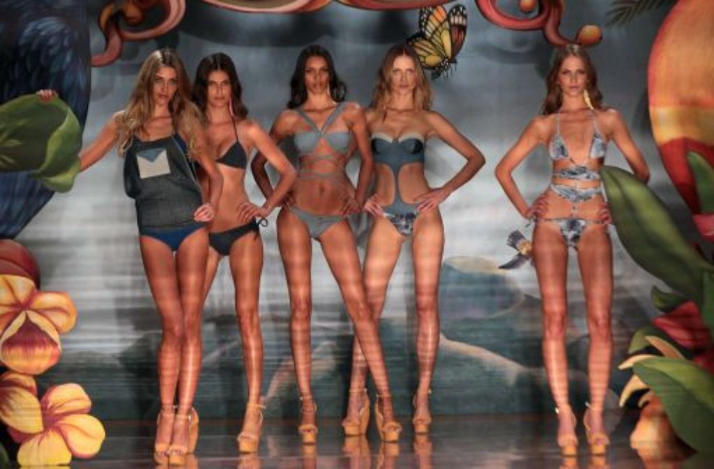 Sehr lange Beine, sehr hohe Schuhe und sehr knappe Bikinis - die Fashion Week in Rio verlangt den Models auf dem Catwalk einiges ab. Da landet schon mal ein knackiges ...
