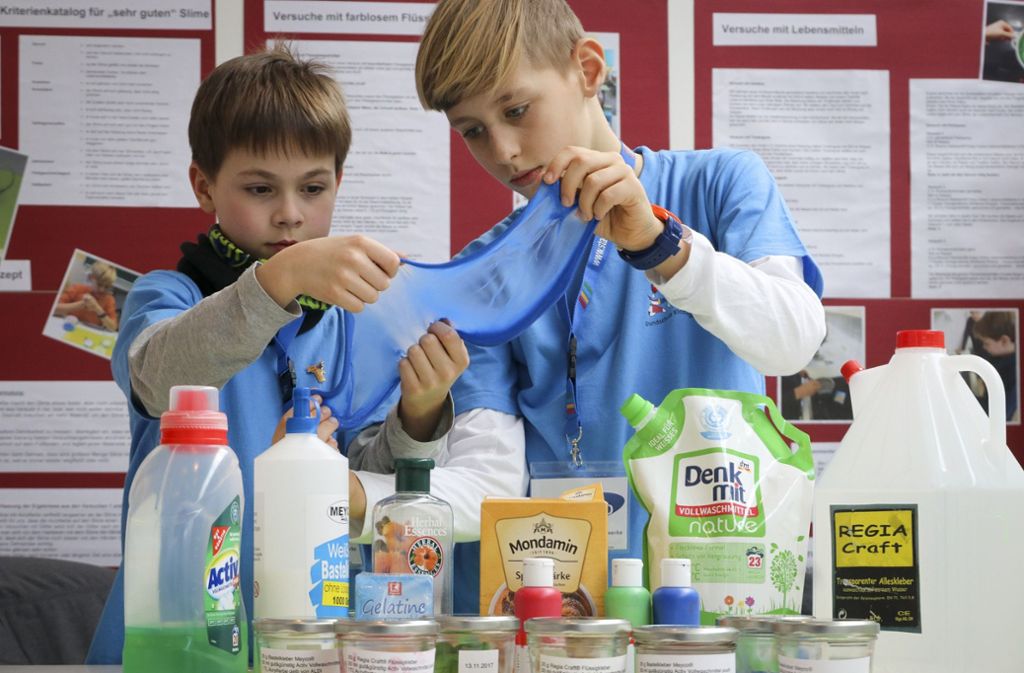 Jakob Rosenberg und Adrian Oberhofer von der Sindelfinger Grundschule Klostergarten haben einen Slime hergestellt – aus Waschpulver und Kleber.