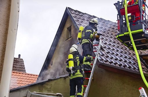 Bei einem Brand in der Altstadt von Vaihingen an der Enz wurde ein Einfamilienhaus so stark beschädigt, dass es derzeit nicht bewohnt werden kann. Foto: KS-Images.de //Karsten Schmalz
