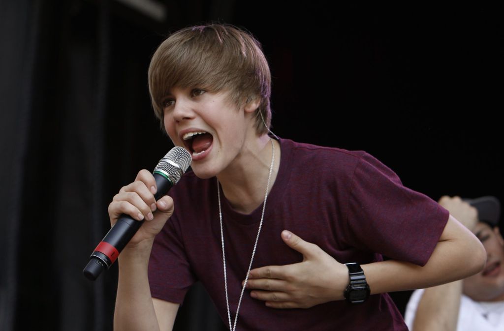 Mit gerade mal zwölf Jahren stellte der kanadische Sänger Justin Bieber seine Videos ins Internet. Er hatte nach einem Weg gesucht, Freunden seine Gesangskünste zu zeigen – und wurde zu einem Internet-Phänomen mit großer Fangemeinde.
