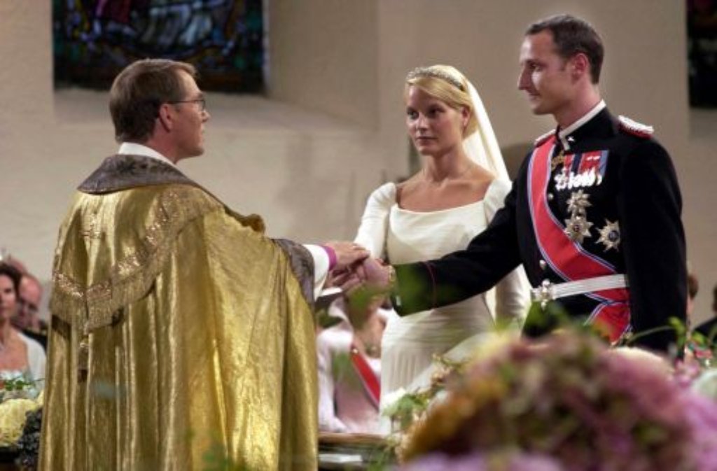 Es war DIE Hochzeit des Jahres 2001 - und das Happy End für ein Paar, das lange für seine Liebe gekämpft hatte: Mette-Marit Tjessem Høiby und Norwegens Kronprinz Haakon - Osloer Partygirl trifft wohlerzogenen jungen Mann aus der ersten, der königlichen Familie des Landes.