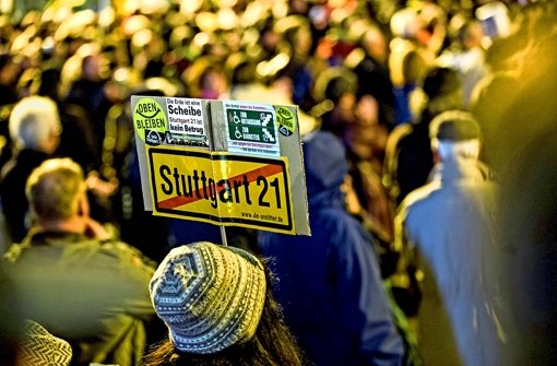 Man kennt die Parolen – und man kennt auch   die Gemeinde, die seit Jahren hartnäckig   gegen S 21 anmarschiert. Foto: Achim Zweygarth