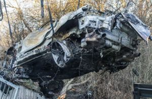 BMW kracht gegen Betonwand und brennt aus – beide Insassen sterben
